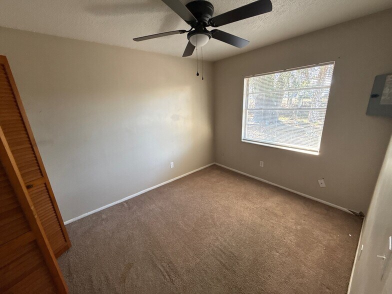 Building Photo - 2324 S Sandburg Pt