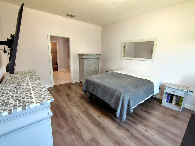 Building Photo - "Resort-Style Living in Davenport: Spacious 4-Bedroom Home with Solar Panels, Internet Included &...