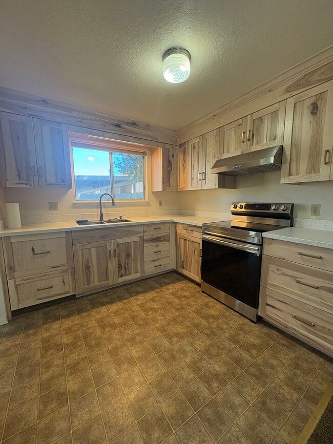 Building Photo - Lovely Duplex