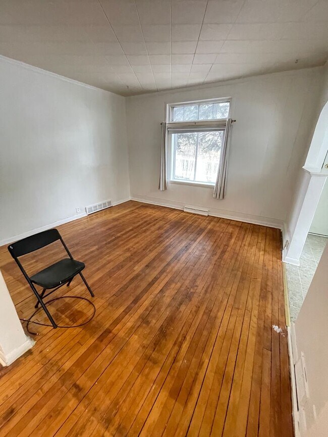 Building Photo - 1302 W 1st St