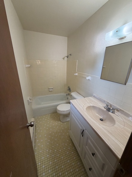 Building Photo - 8111 W Lincoln Ave