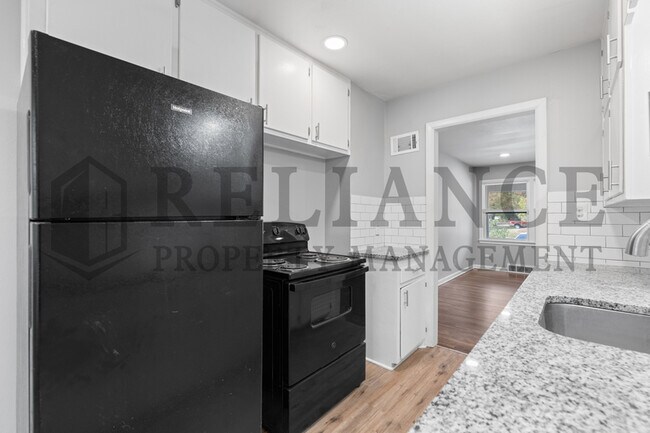 Building Photo - 2042 S Pinecrest St