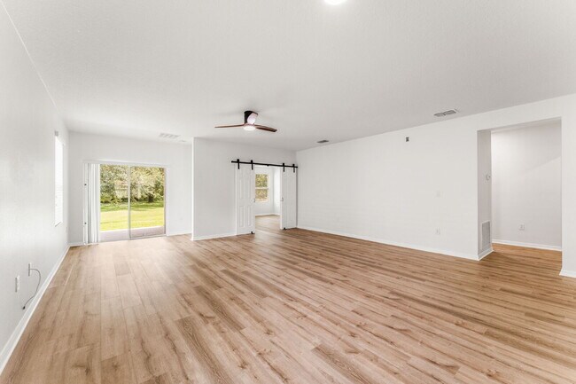 Building Photo - Charming 3 Bed, 2 Bath with Scenic Views i...