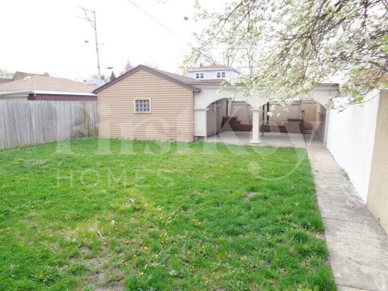 Building Photo - 2337 121st St