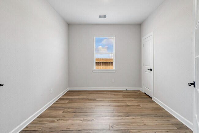 Building Photo - 15650 Honey Cv Dr