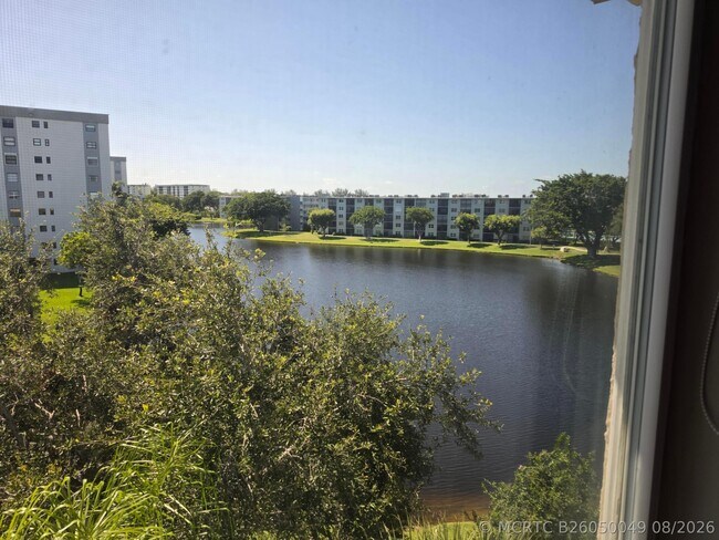 Building Photo - 2106 S Cypress Bend Dr