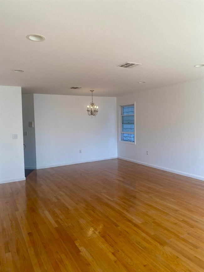 Building Photo - 525 AVENUE A Ave