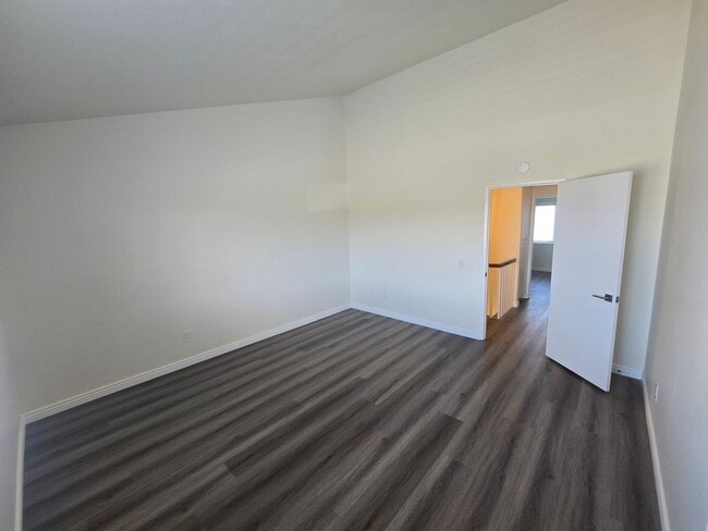 Building Photo - Beautifully renovated 3 Bed, 2 Bath condo!