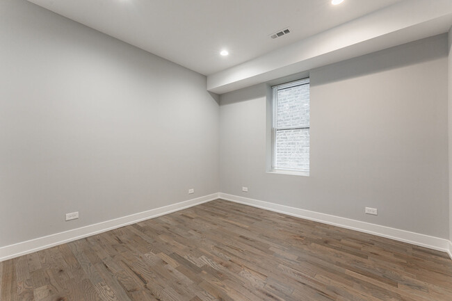 Building Photo - 926 W 32nd Pl