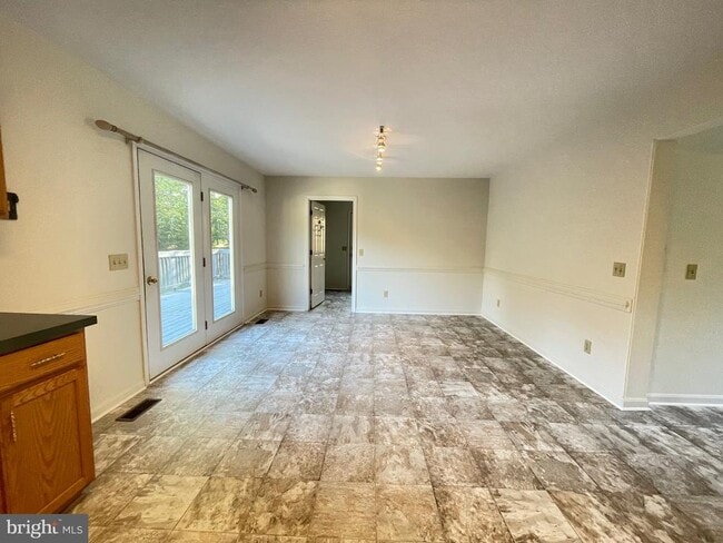 Building Photo - 10197 Madison Dr