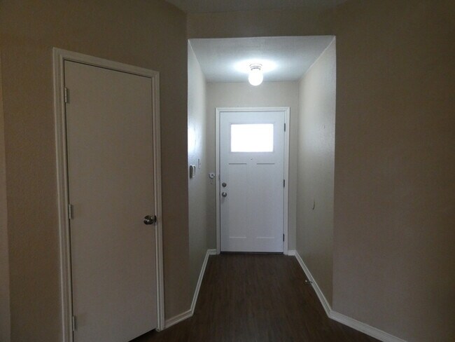 Building Photo - 8248 Meadowbrook Dr