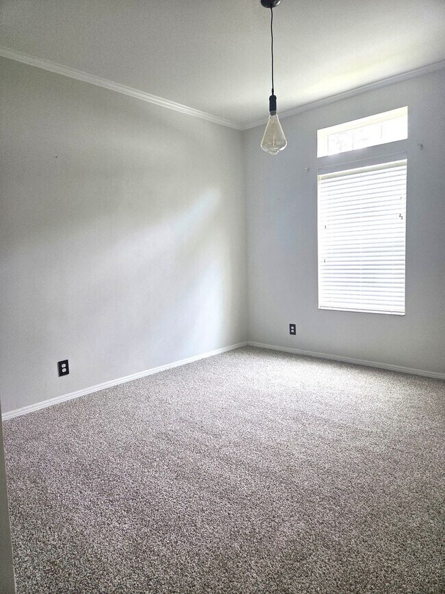 Building Photo - Charming 3/2 Bungalow