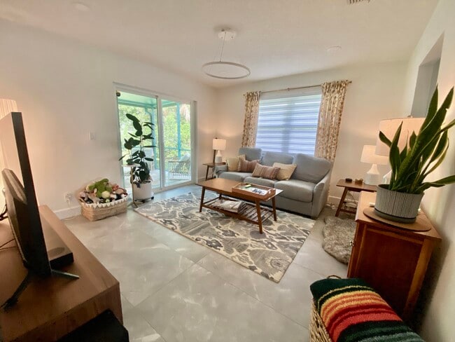 Building Photo - 604 SE 4th Ave