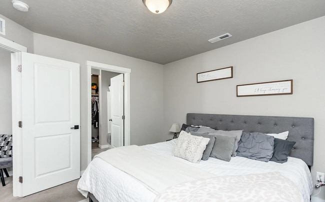 Building Photo - Master Bedroom for Rent!