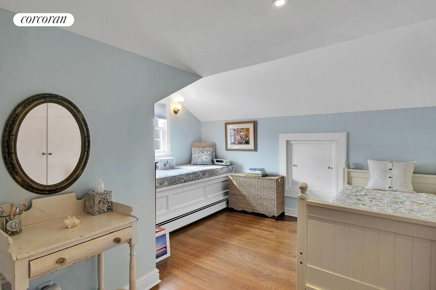 Building Photo - 26 Henry St