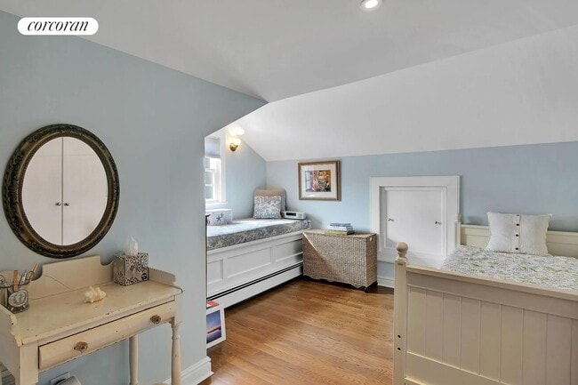 Building Photo - 26 Henry St