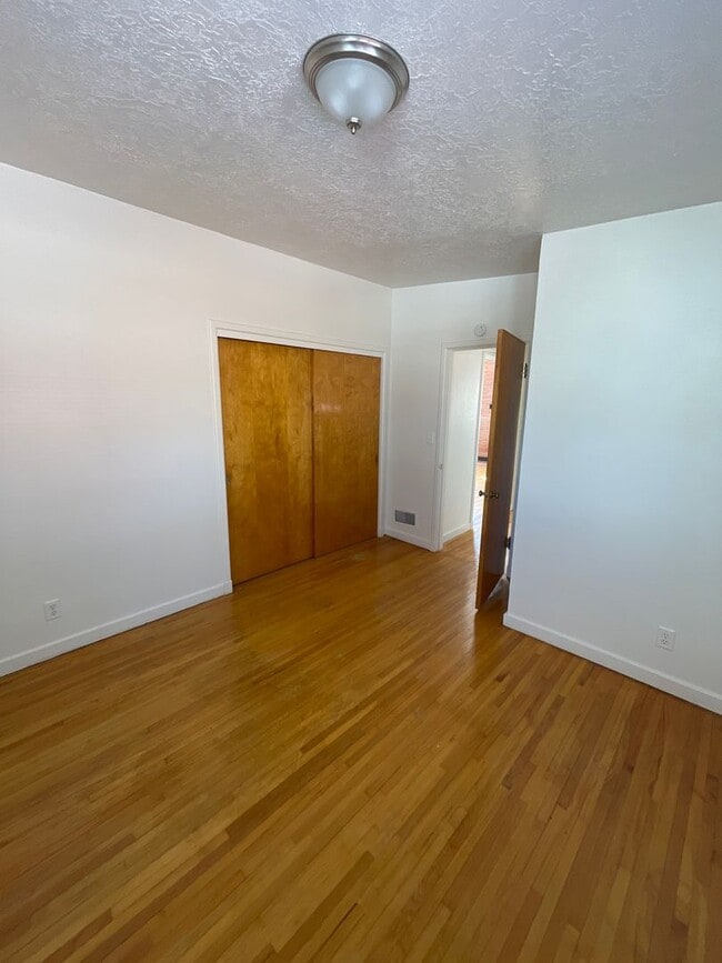 Building Photo - 2 Bedroom Home