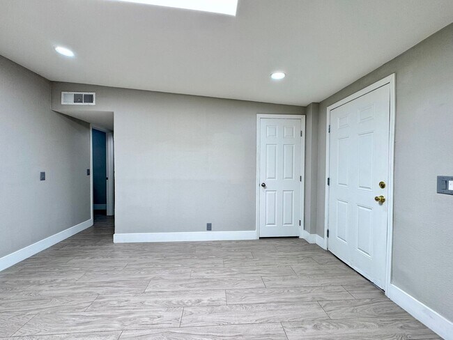 Building Photo - 1724 Izabella Ave
