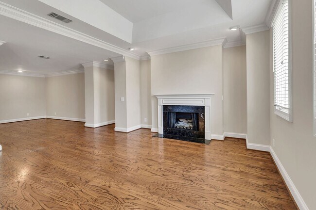 Building Photo - Newly Renovated Condo in The Westende with...