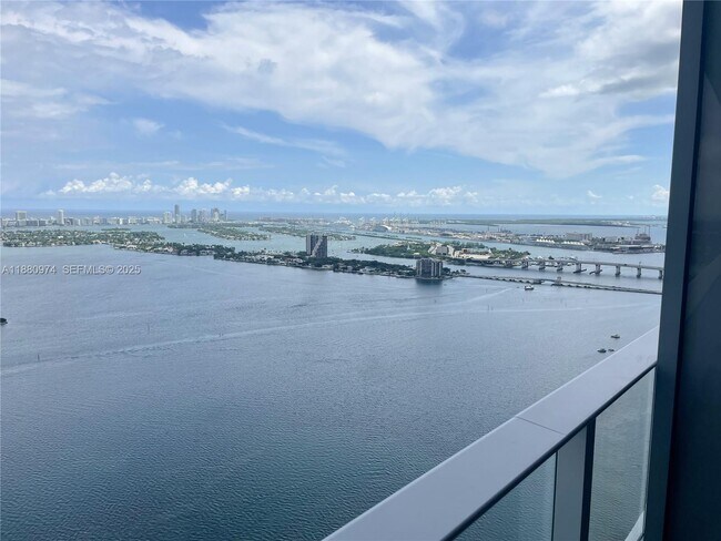 Building Photo - 700 NE 24th St