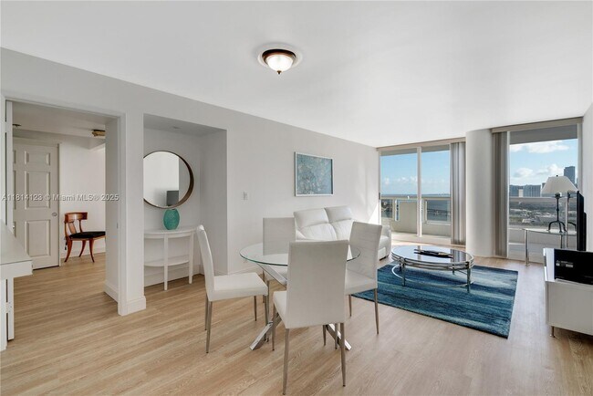 Primary Photo - 1717 N Bayshore Dr