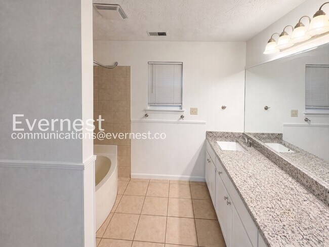 Building Photo - Spacious  Home with Deck, Patio, and Garage! / 3 Bed, 2 Bath / Available now!