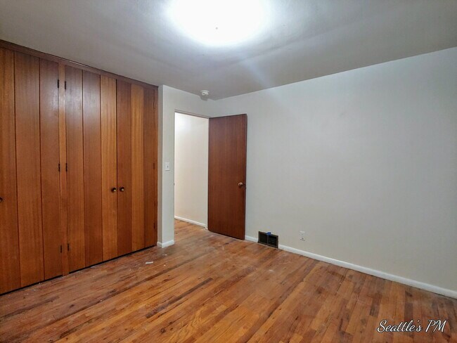 Building Photo - "Charming 2-Bed Retreat with Gleaming Hardwood Floors in Prime Seattle Location!"