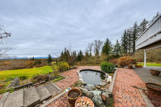Building Photo - Fully Furnished Daylight Basement 2 Bedroo...