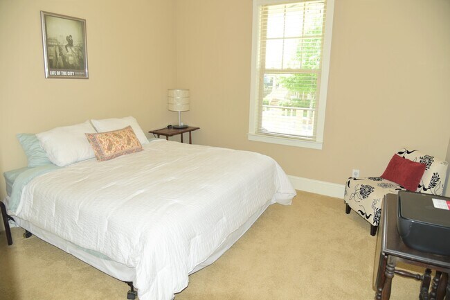 Building Photo - Beautiful, Spacious 4 bedroom 3 bath home ...