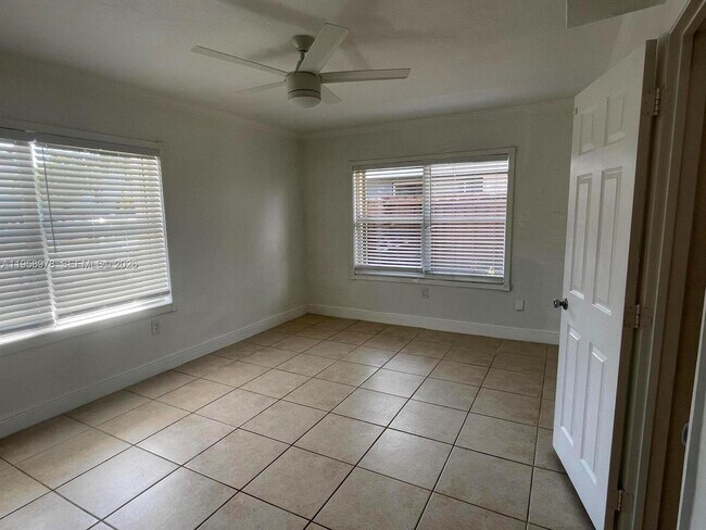 Building Photo - 1021 N Victoria Park Rd