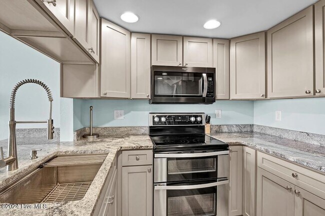 Building Photo - 918 N New River Dr