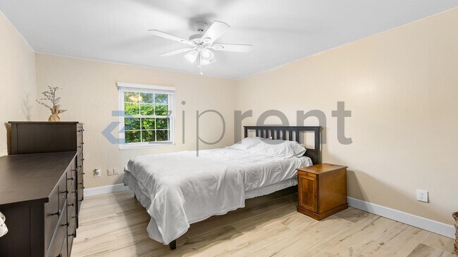 Building Photo - Unit N/A