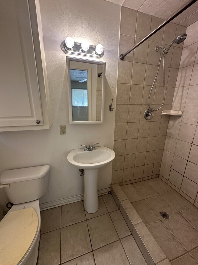 Building Photo - 1206 Tom Dee St