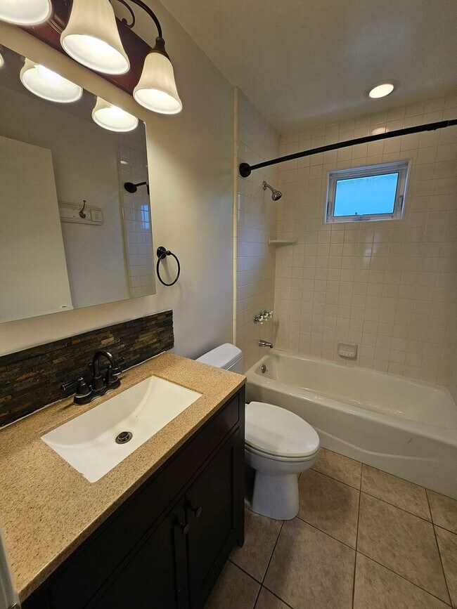 Building Photo - New Listing: Cozy 3-Bedroom, 3-Bathroom Ho...