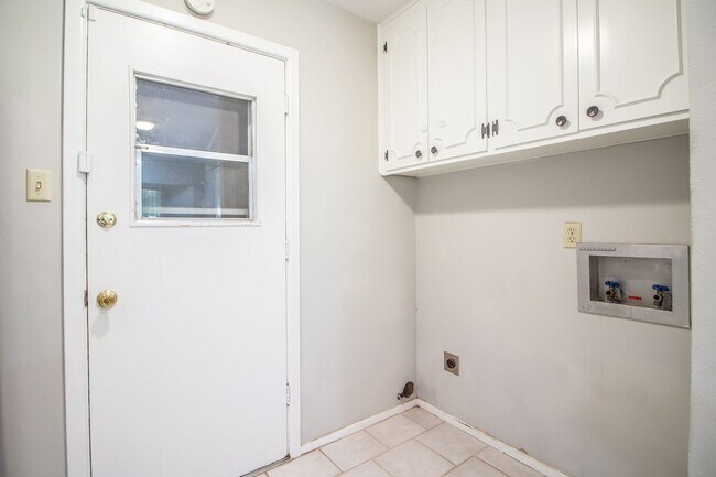 Building Photo - Great 3 bedroom 1.5 bathroom house!