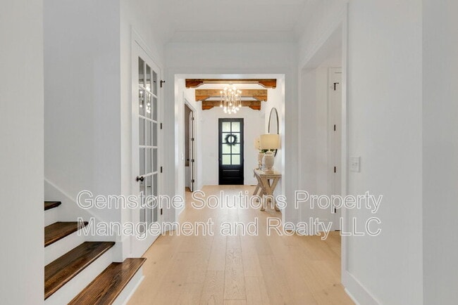 Building Photo - 1806 Burland Cres