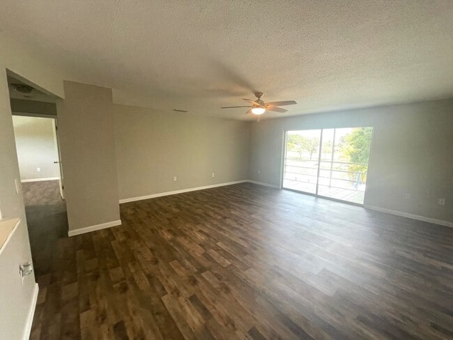 Building Photo - $500 OFF FIRST MONTH RENT • Centrally Loca...