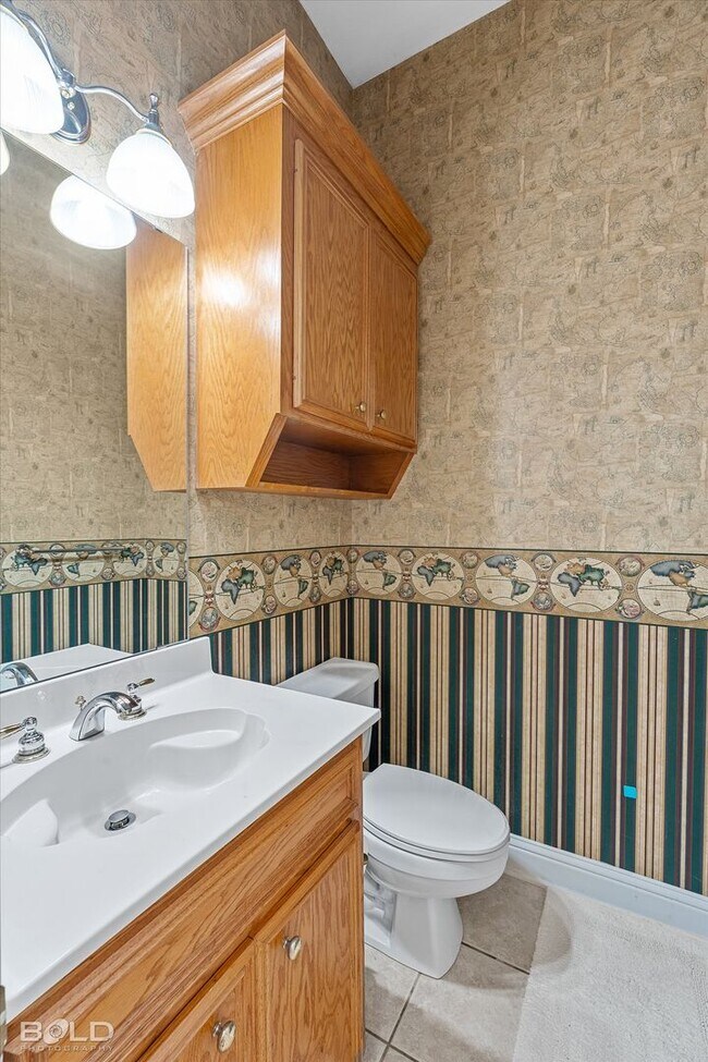 Building Photo - 4 Bedroom 2.5 Bathroom in Stockwell