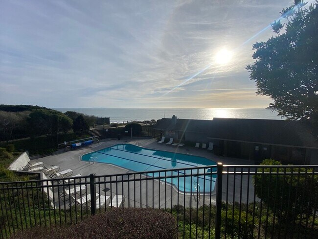 Building Photo - Stunning Home with Breathtaking Golf Cours...
