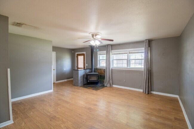 Building Photo - Spacious 3-bedroom home!