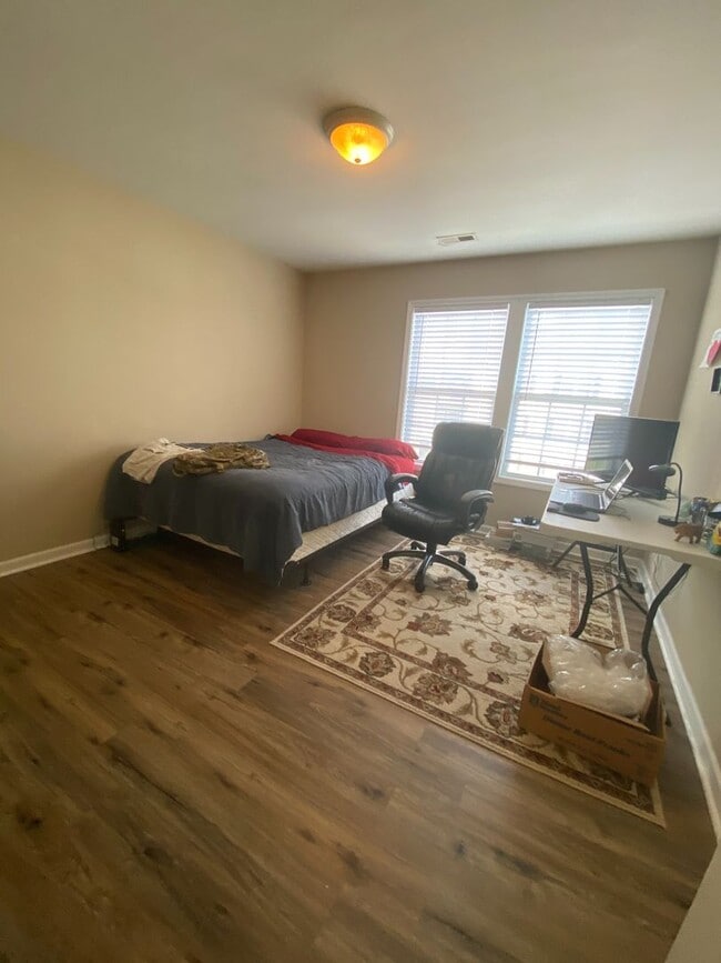 Building Photo - Third Level Condo in Kernersville!