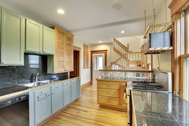 Building Photo - 3302 Harriet Ave