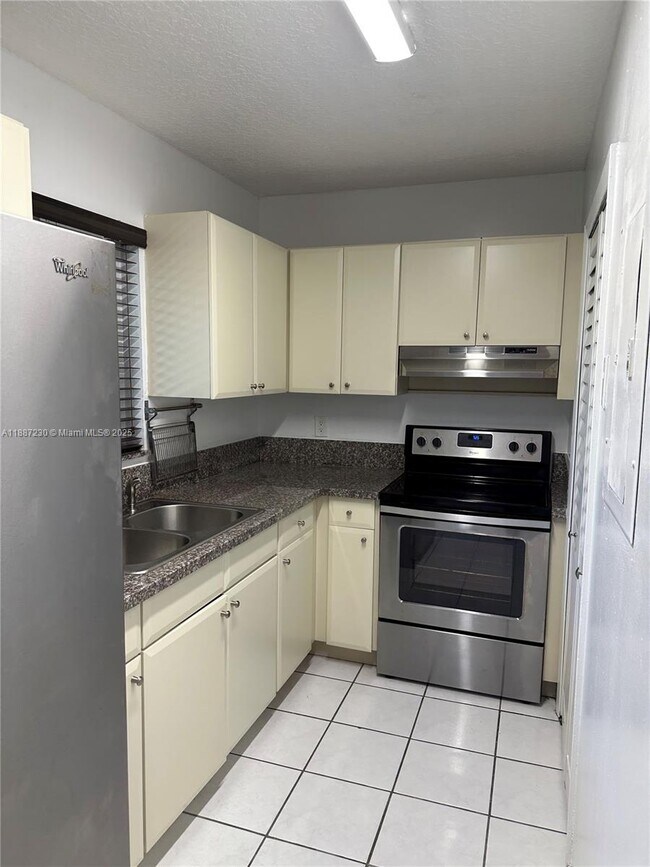 Building Photo - 8719 SW 38th St