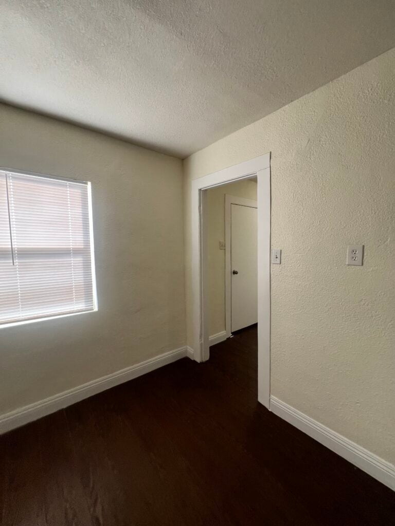 Building Photo - 413 W Van Buren Ave
