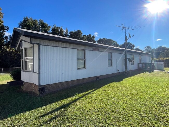Building Photo - Quiet setting between Angier and Fuquay Varina