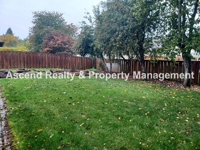 Building Photo - Troutdale 4 Bed Fenced Back 3 Car Garage Y...