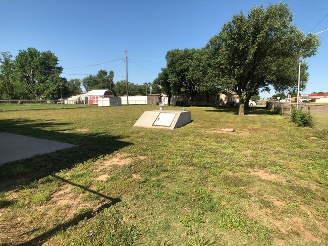 Building Photo - 2230 N Meadowbrook Dr