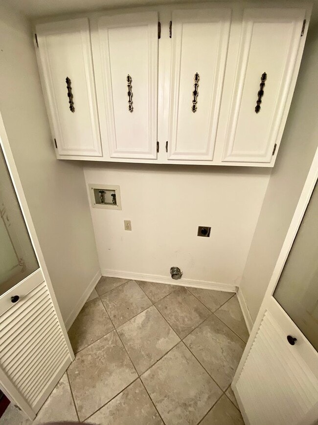 Building Photo - ** 3/1.5 RIVER OAKS CONDOMINIUM **