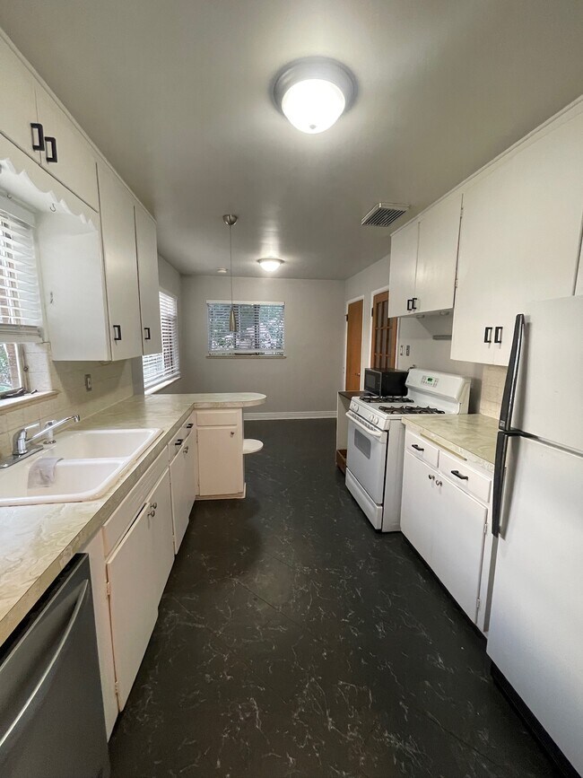 Building Photo - 2160 King St