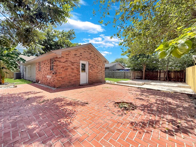 Building Photo - 304 Stimpson St